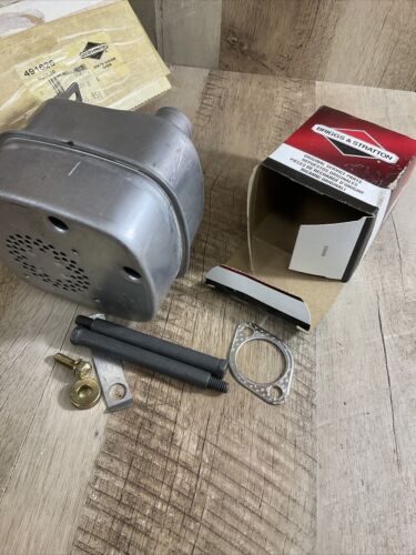 Briggs & Stratton Muffler 491626 With Hardware NOS Genuine (6922726146231)